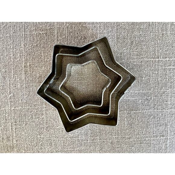 Set of 6 Vintage Aluminum Cookie Cutters- 3 Heart and 3 Hexagram Star - Picture 3 of 9